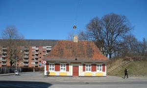 Dét er det lille gule hus på Torvegade. Her er mødestedet.