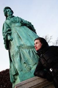 Her står jeg ved Caroline Amalie statuen og ser tænksom ud. Du er også meget velkommen til at komme med på en tur og gøre det samme! Foto: Anja Gaard Olsen
